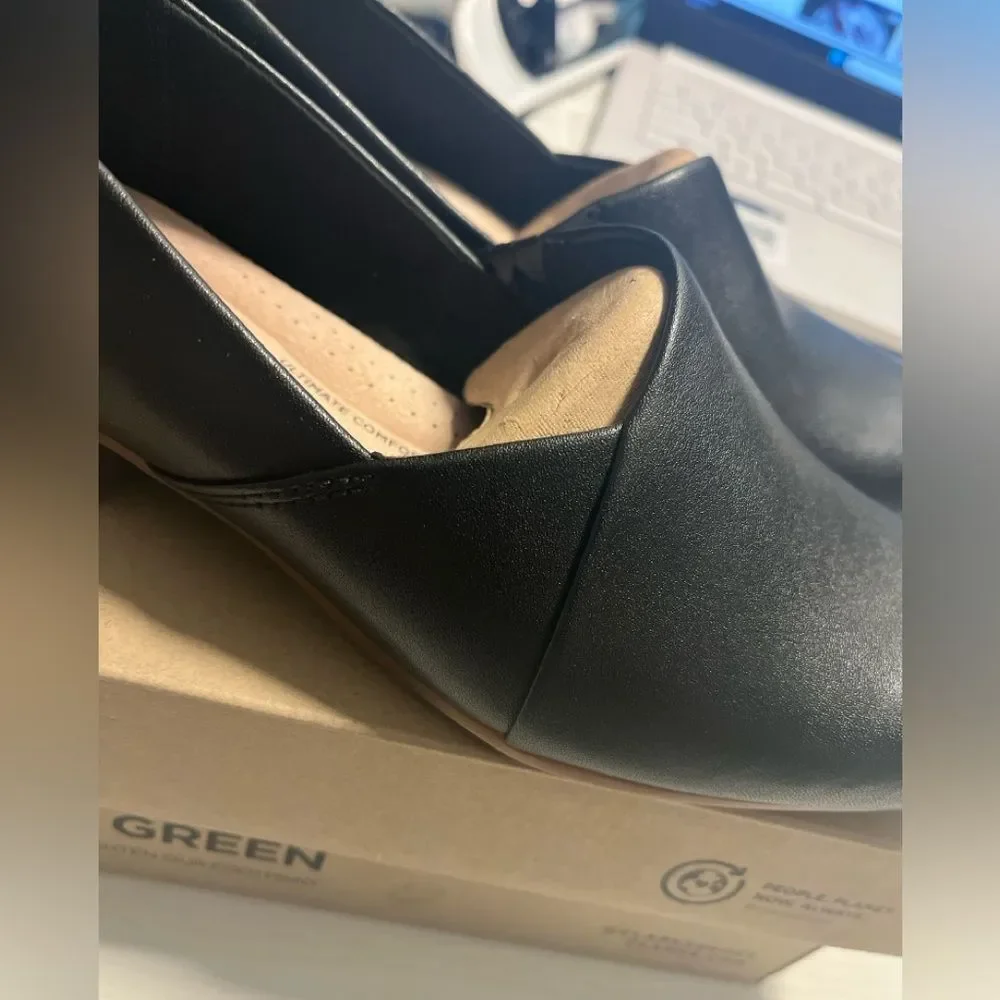 NIB Clarks Women's Black Leather Loafer Sz 6.5